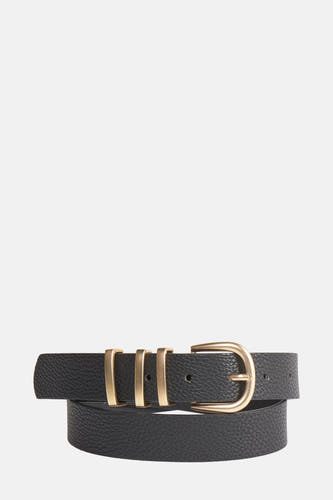 Ceinture noire PIECES® avec une texture structurée et des détails de boucle et d'œil en or.