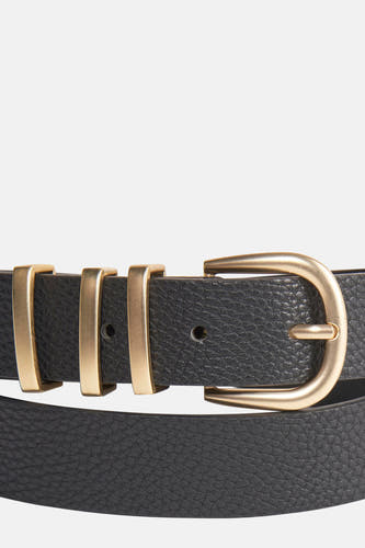 Ceinture noire PIECES® avec boucle et détails dorés.