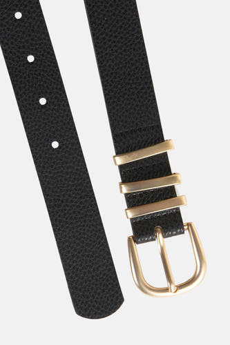 Zwarte riem van PIECES® met een gestructureerde textuur en gouden gesp- en lusdetails.