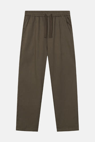 Pantalon brun d'ANOTHER COTTON LAB, avec une ceinture élastique et des poches.