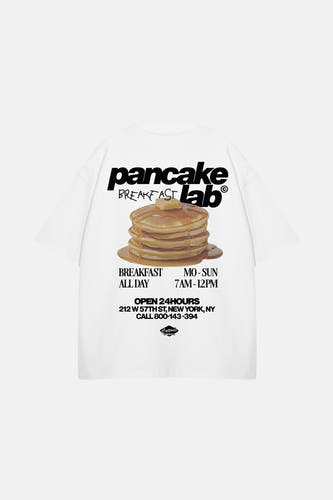 T-shirt blanc à manches courtes d'ANOTHER COTTON LAB, avec une image de crêpes et du texte noir sur le dos.