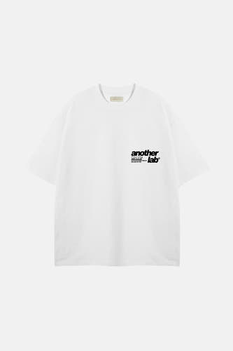 T-shirt blanc à manches courtes d'ANOTHER COTTON LAB, avec une impression de texte noire sur la poitrine.
