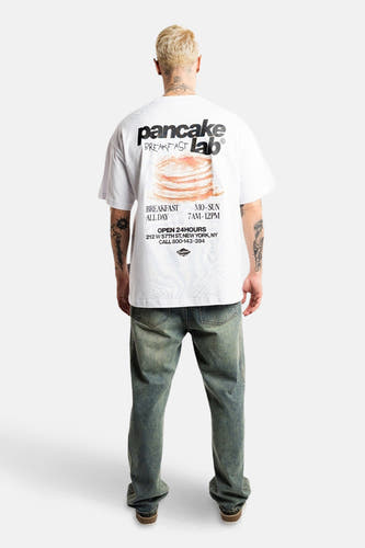 T-shirt blanc à manches courtes d'ANOTHER COTTON LAB, avec un imprimé d'un restaurant de crêpes sur le dos.