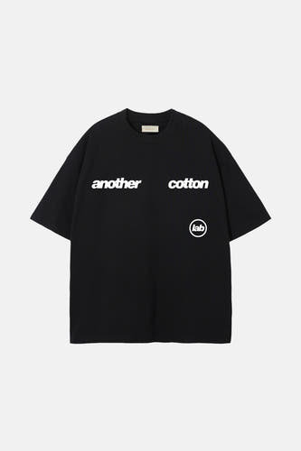 T-shirt noir à manches courtes d'ANOTHER COTTON LAB, avec une impression de texte blanche et un logo rond de laboratoire.