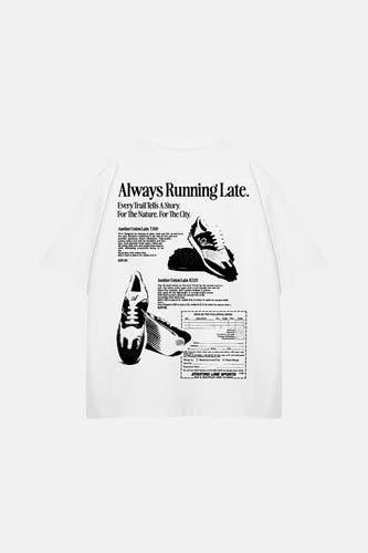 T-shirt blanc à manches courtes de Another Cotton Lab, avec impression noire d'anciennes publicités pour chaussures sur le dos.