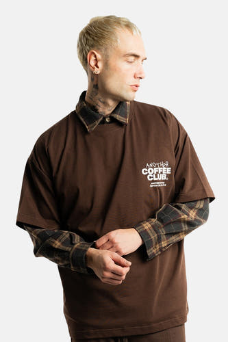 T-shirt brun avec manches courtes d'ANOTHER COTTON LAB, avec une chemise en dessous et une impression blanche sur la poitrine.