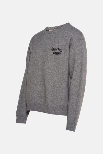 Sweat-shirt gris avec col rond de ANOTHER COTTON LAB, avec du texte brodé sur la poitrine.