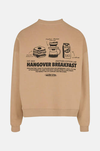 Gilet beige de ANOTHER COTTON LAB, avec une impression graphique d'un 'petit-déjeuner après la nuit'' l'arrière.