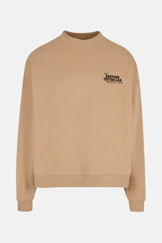 Gilet beige de ANOTHER COTTON LAB, avec une impression textuelle sur la poitrine et des bordures côtelées.