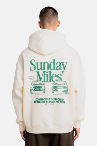 Sweat à capuche écru d'ANOTHER COTTON LAB, avec imprimé de voitures vertes et texte au dos.
