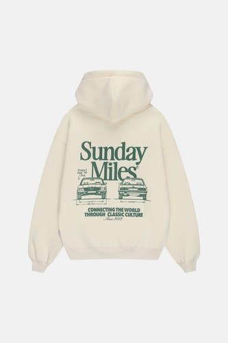 Ecru sweater met kap van ANOTHER COTTON LAB, met groene opdruk van auto's en tekst op de achterkant.