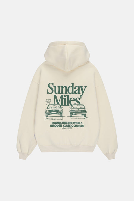 Ecru sweater met kap van ANOTHER COTTON LAB, met groene opdruk van auto's en tekst op de achterkant.