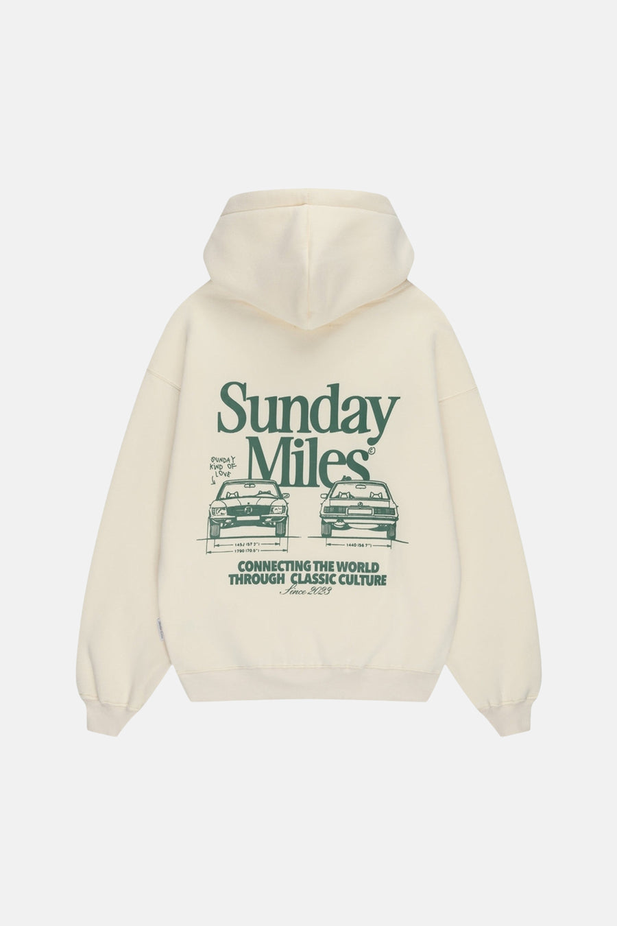 Ecru sweater met kap van ANOTHER COTTON LAB, met groene opdruk van auto's en tekst op de achterkant.