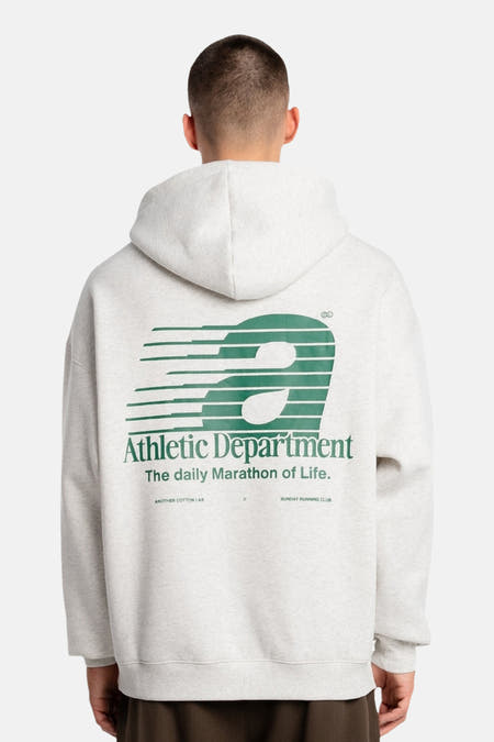 Sweat à capuche gris de ANOTHER COTTON LAB, avec imprimé vert "Athletic Department" dans le dos.