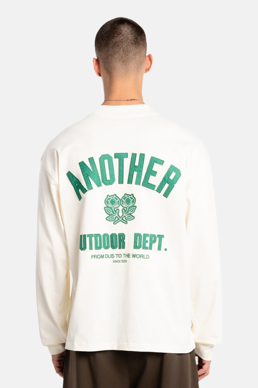 T-shirt écru à manches longues de ANOTHER COTTON LAB, avec texte vert et motif floral au dos.