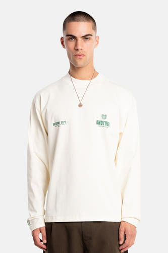 T-shirt écru à manches longues de ANOTHER COTTON LAB, avec logos verts sur la poitrine et la manche.