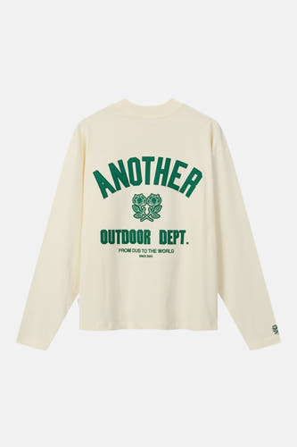 Ecru T-shirt met lange mouwen van ANOTHER COTTON LAB, met groene tekst en bloemmotief op de rug.