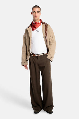 Pantalon marron de ANOTHER COTTON LAB, à jambes larges, combiné avec un t-shirt blanc, un bandana rouge et une veste beige.