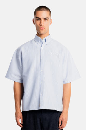 Chemise rayée bleue à manches courtes de ANOTHER COTTON LAB, avec fermeture boutonnée sur le devant.