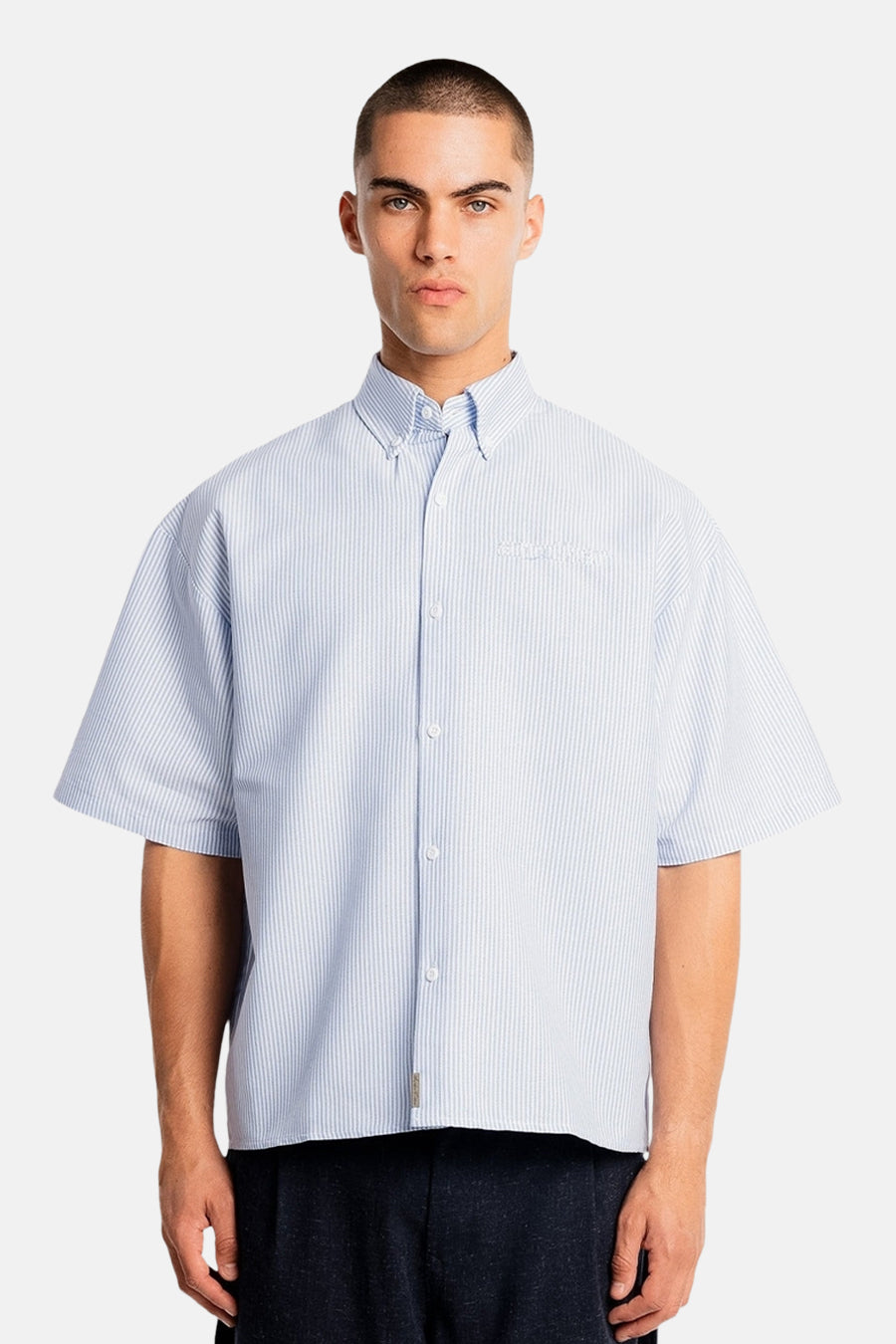 Chemise rayée bleue à manches courtes de ANOTHER COTTON LAB, avec fermeture boutonnée sur le devant.