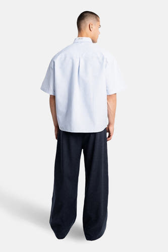 Chemise bleue à rayures à manches courtes de ANOTHER COTTON LAB, avec une coupe ample et une fermeture boutonnée au dos.