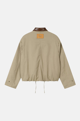 Manteau court beige de ANOTHER COTTON LAB, avec col marron et cordon de serrage en bas, vu de dos.