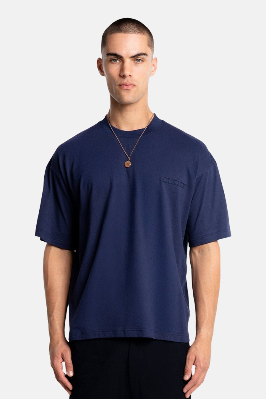 T-shirt bleu à manches courtes de ANOTHER COTTON LAB, avec petit logo sur la poitrine.