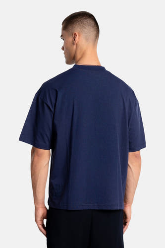 T-shirt bleu à manches courtes de ANOTHER COTTON LAB, vu de dos, avec un imprimé discret sur l'ourlet.