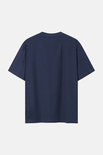 T-shirt bleu à manches courtes de ANOTHER COTTON LAB, avec un motif de rose subtil en bas à gauche.