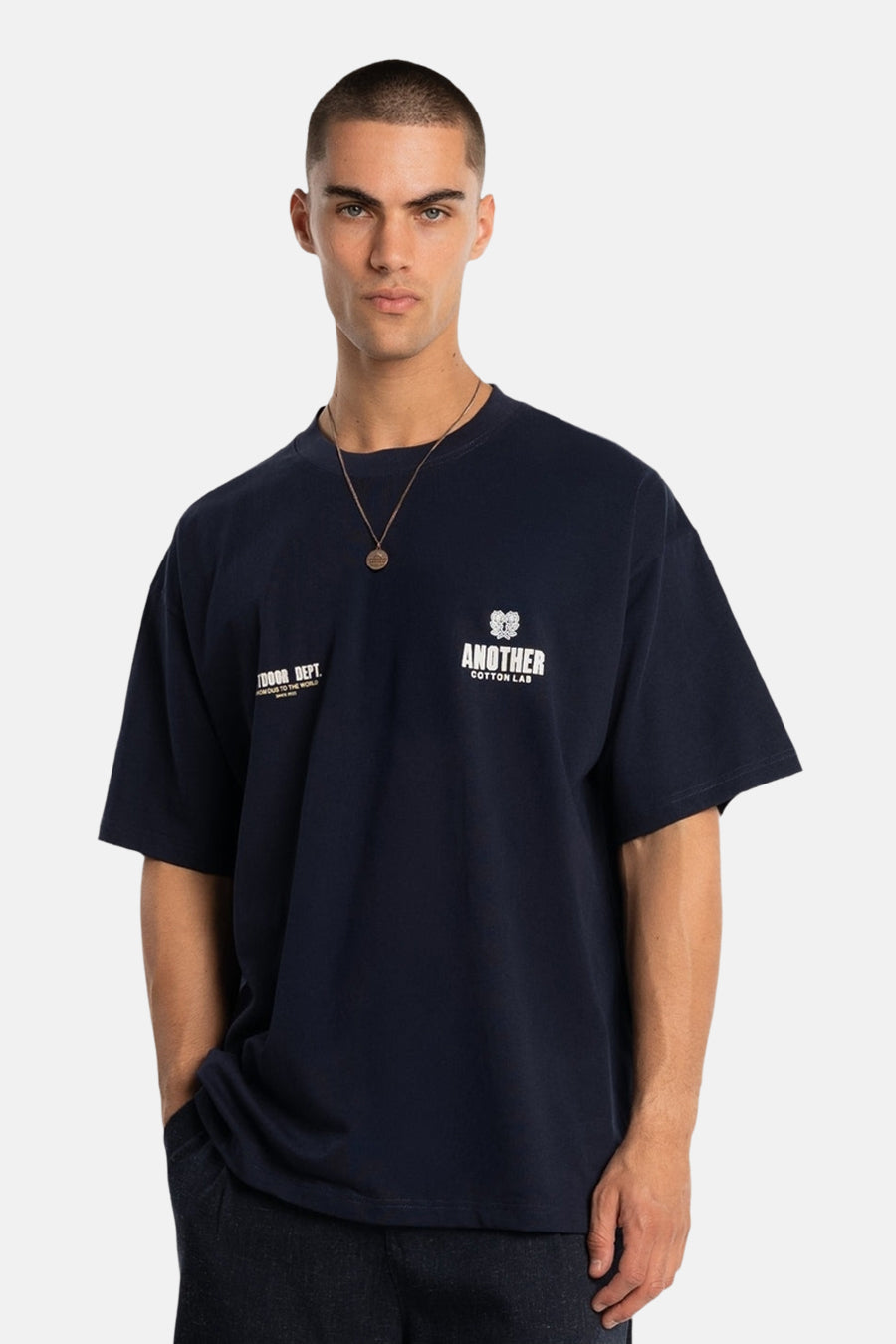 T-shirt bleu à manches courtes de ANOTHER COTTON LAB, avec logo sur la poitrine et une chaîne dorée.