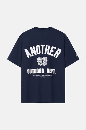 Blauw T-shirt met korte mouwen van ANOTHER COTTON LAB, met witte tekst en een bloemenembleem op de rug.