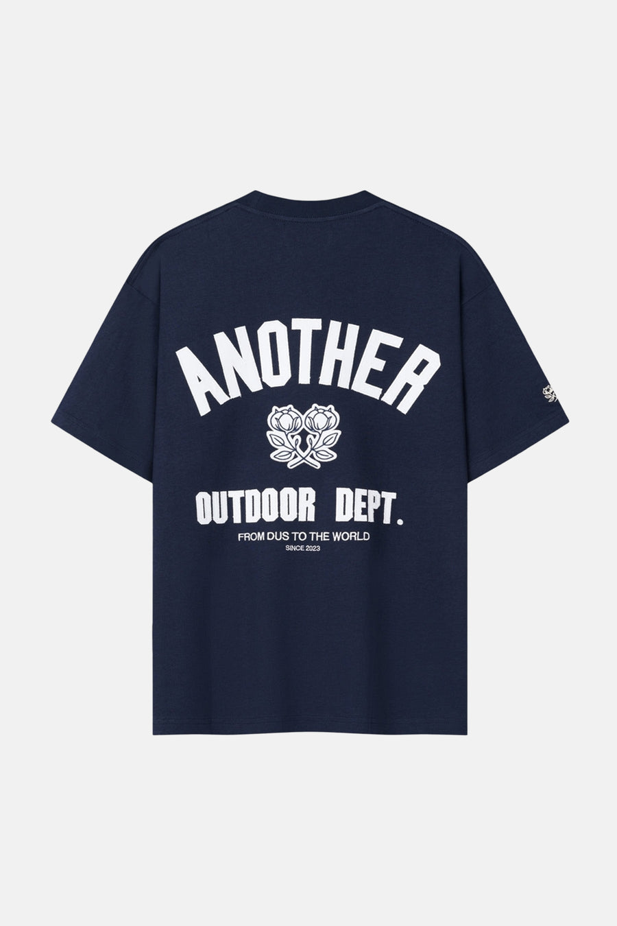 Blauw T-shirt met korte mouwen van ANOTHER COTTON LAB, met witte tekst en een bloemenembleem op de rug.