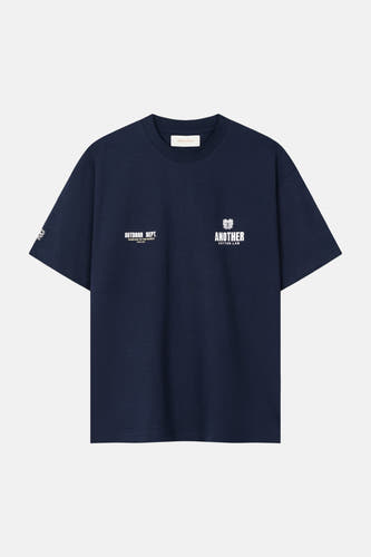T-shirt bleu à manches courtes de ANOTHER COTTON LAB, avec texte et logos sur le devant et la manche.