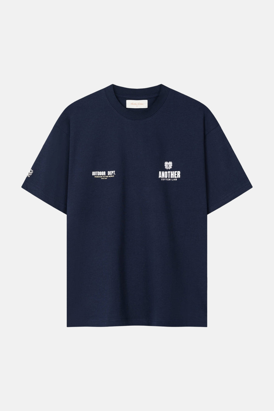 T-shirt bleu à manches courtes de ANOTHER COTTON LAB, avec texte et logos sur le devant et la manche.