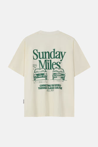 T-shirt écru à manches courtes de ANOTHER COTTON LAB, avec un imprimé de voitures et le texte "Sunday Miles" au dos.