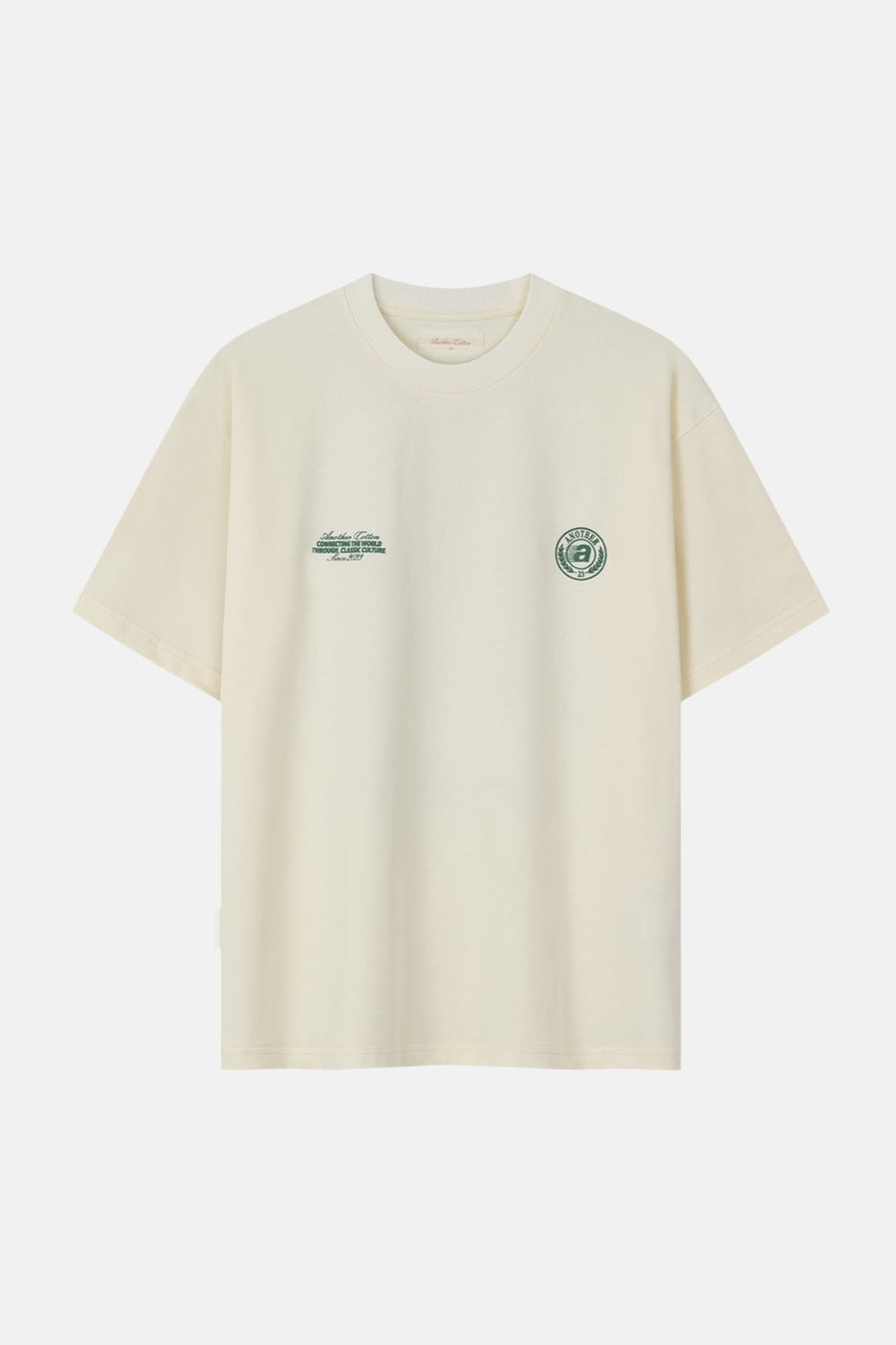 T-shirt écru à manches courtes de ANOTHER COTTON LAB, avec motif de logo vert et texte sur la poitrine.