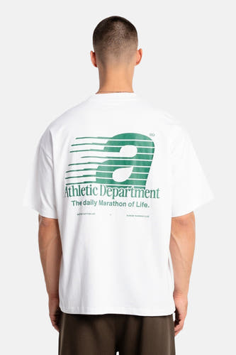 T-shirt blanc à manches courtes de ANOTHER COTTON LAB, avec un imprimé de logo sportif vert au dos.