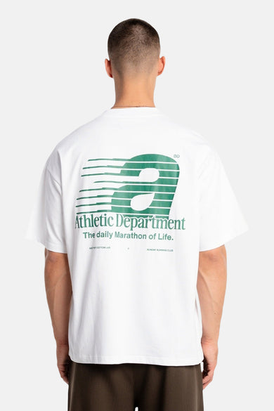 T-shirt blanc à manches courtes de ANOTHER COTTON LAB, avec un imprimé de logo sportif vert au dos.