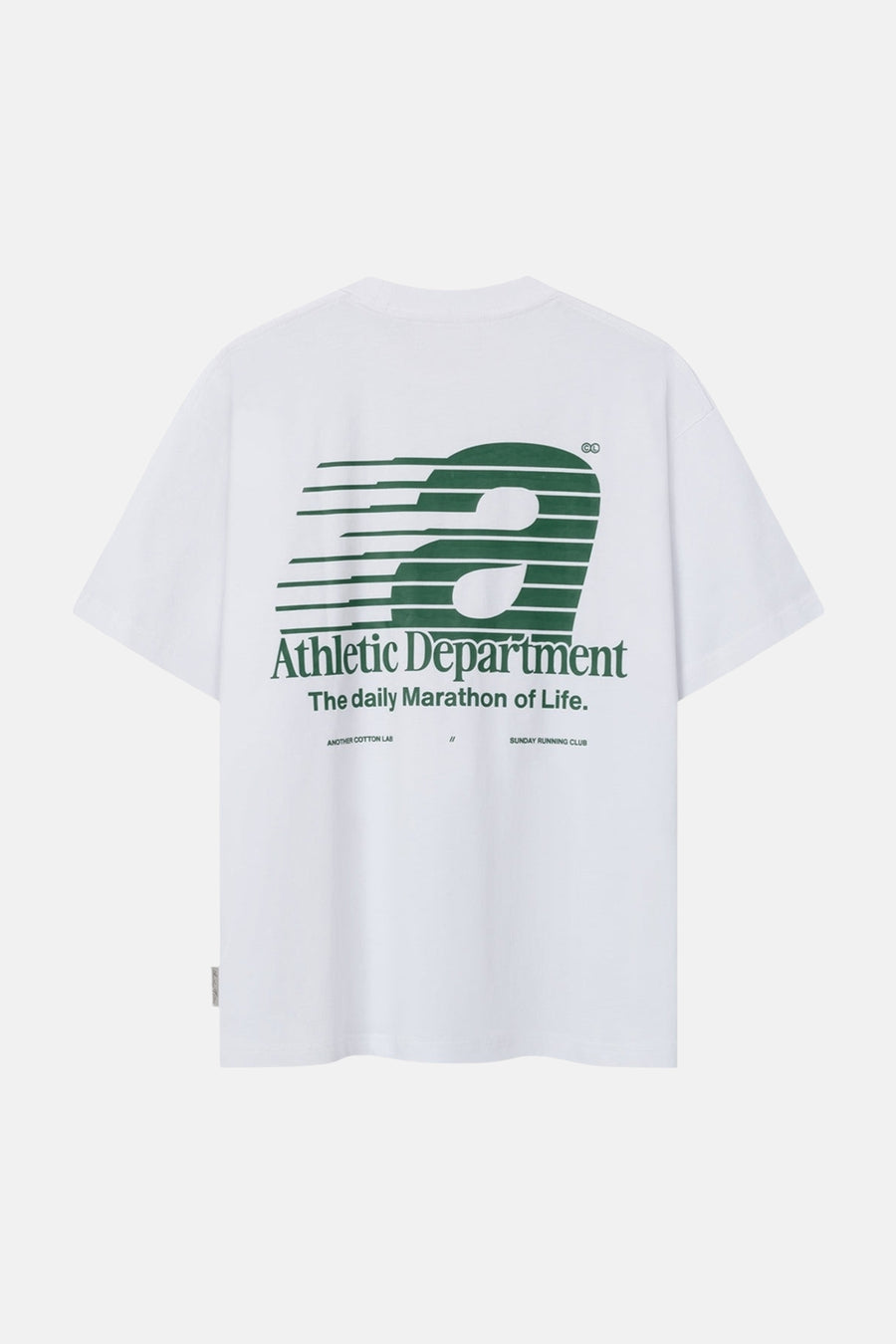 Wit T-shirt met korte mouwen van ANOTHER COTTON LAB, met groene opdruk van een sportief logo op de achterkant.
