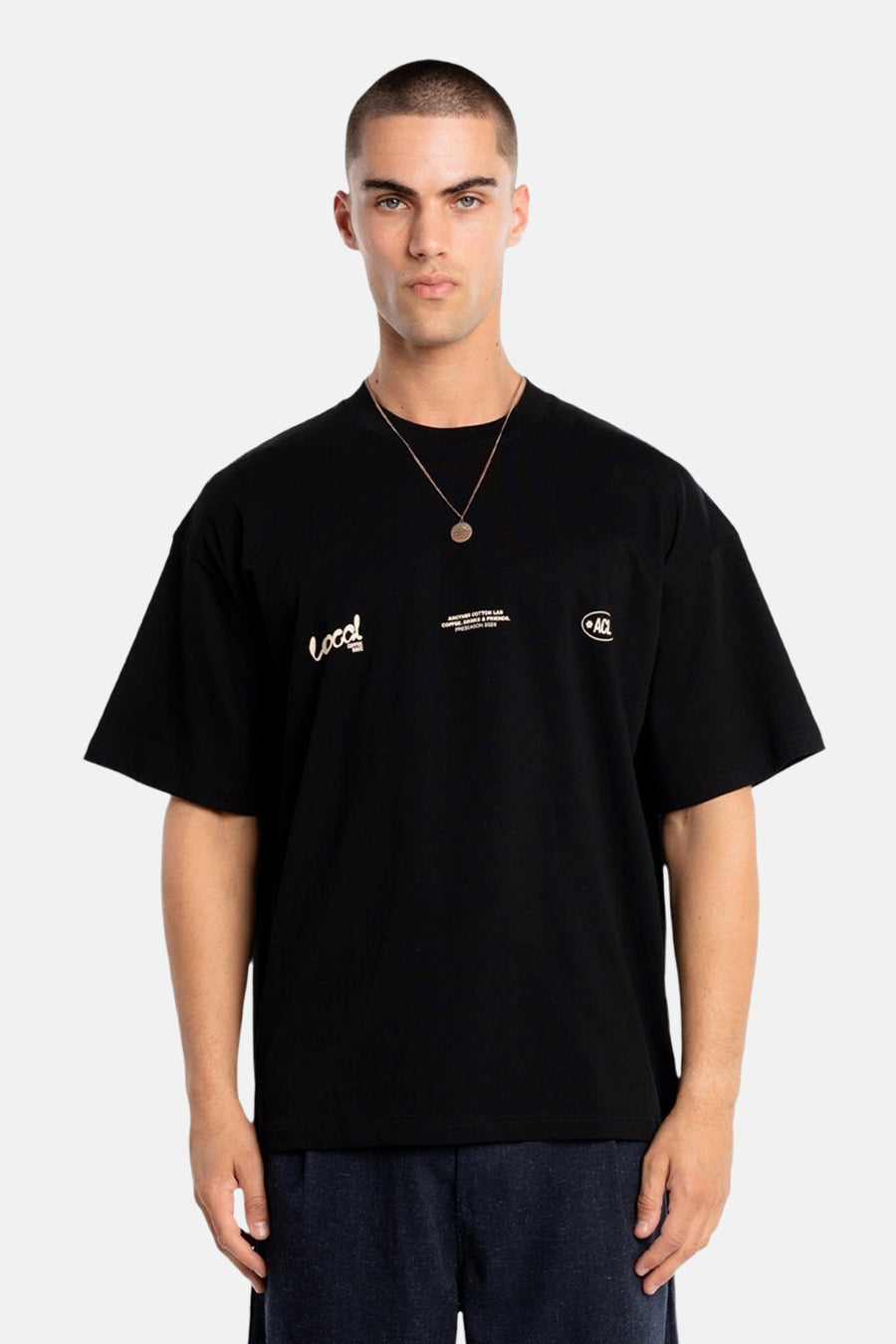 T-shirt noir à manches courtes de ANOTHER COTTON LAB, avec des imprimés de logo blancs et un col rond.