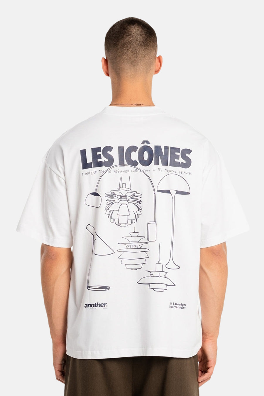 T-shirt blanc à manches courtes de ANOTHER COTTON LAB, avec un petit logo imprimé sur la poitrine.