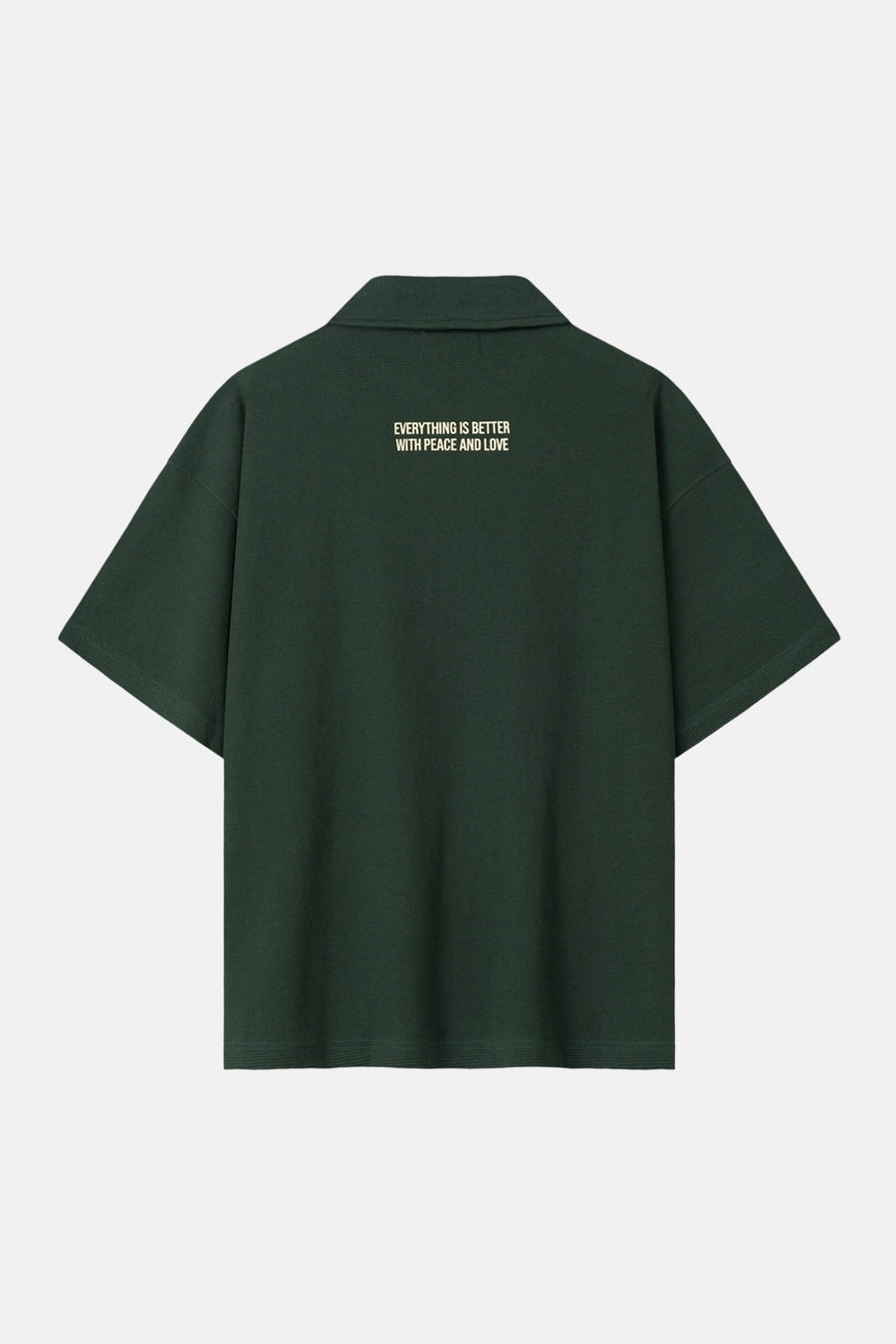 Polo verte à manches courtes de couleur verte de ANOTHER COTTON LAB, avec une texture fine et un imprimé texte au dos.