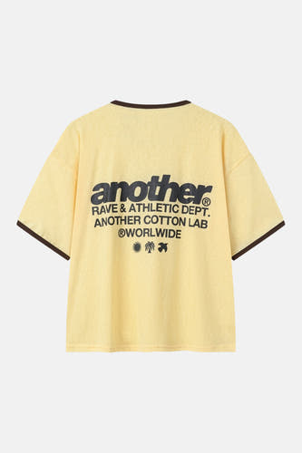 Gele korte mouw t-shirt van ANOTHER COTTON LAB, achterkant met zwarte tekstprint en ronde hals met bruine afwerking