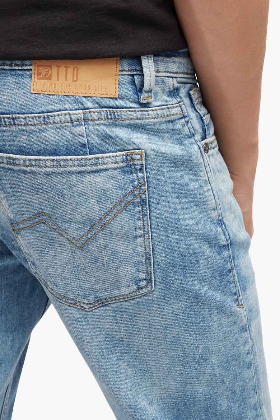 Jeans slim en denim van TOM TAILOR, avec une poche arrière remarquable et un patch en cuir.