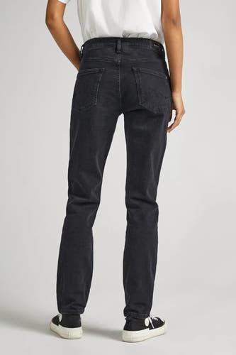 Dos d'un personne en en jeans noir et et et contre un fond fond blanc.
