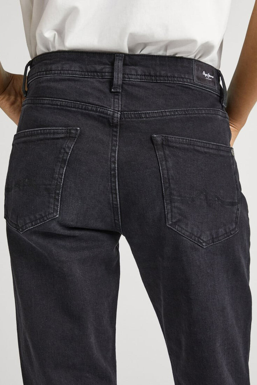 Arrière de un jean noir Pe Pepe Jeans.
