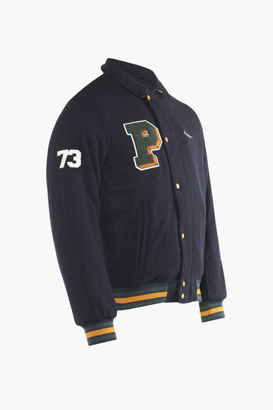 Jean bleu Pepe Jeans avec des boutons jaunes, des manchettes rayées et le numéro "73" sur la manche.