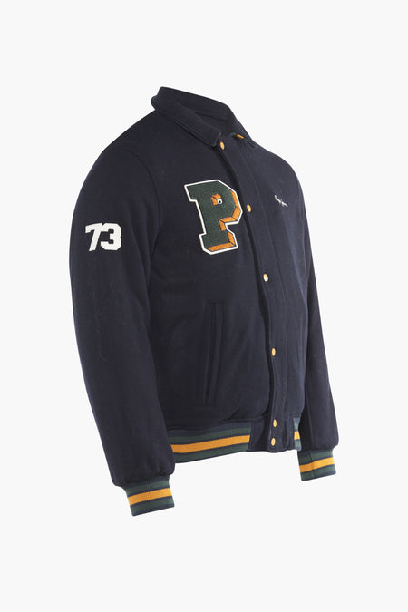 Jean bleu Pepe Jeans avec des boutons jaunes, des manchettes rayées et le numéro "73" sur la manche.