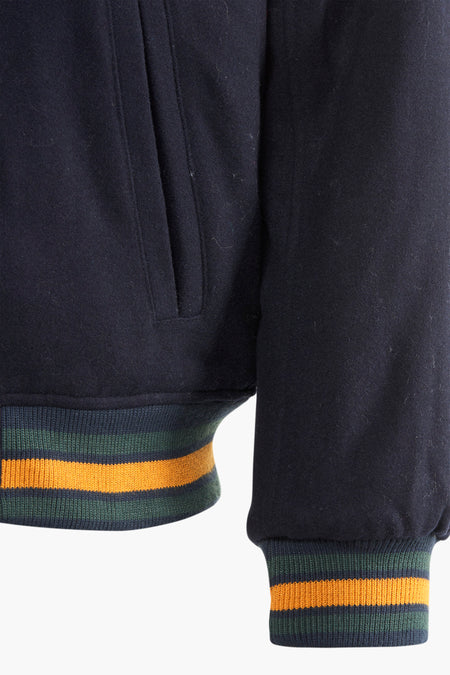 Manteau court bleu de Pepe Jeans avec des bords élastiques rayés sur les manches et l'ourlet.