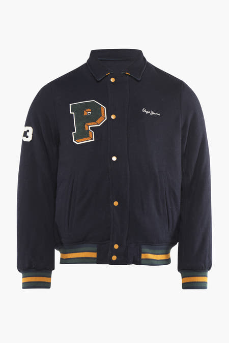 Veste courte bleue de Pepe Jeans, avec une grande lettre P et des bordures à fines rayures.